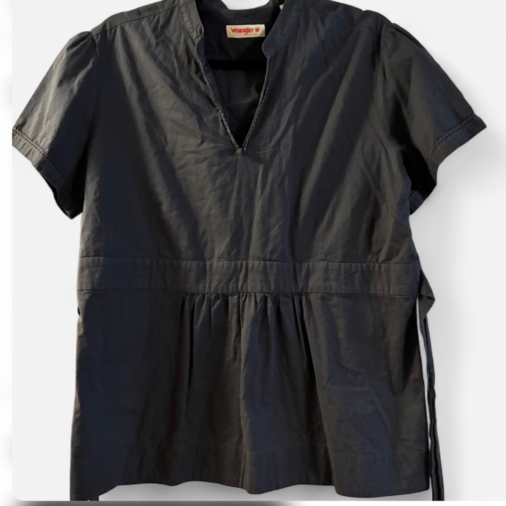 Wrangler women's V-neck top with short sleeves and a cinched waist detail